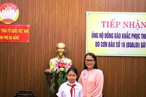 Nữ sinh lớp 7 ở Đà Nẵng gom tiền tiết kiệm ủng hộ đồng bào bị ảnh hưởng mưa lũ