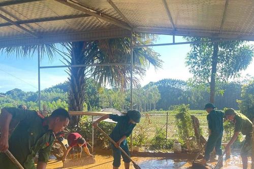 Bắc Ninh: Hàng trăm Công an xã và Cảnh sát cơ động dọn bùn đất, vệ sinh môi trường sau lũ