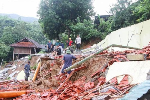 Nhiều ngôi nhà ở xã miền núi tan hoang sau bão