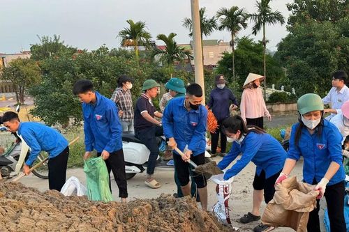 Ca sĩ Hòa Minzy động viên đoàn viên, thanh niên Bắc Ninh ngày đêm đắp đê, gia cố bờ bao