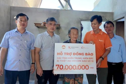 Quỹ Khởi Sự Từ Tâm trao hơn 10 tỷ đồng cho bà con vùng lũ
