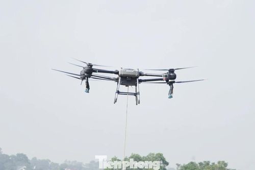 Dùng drone vận chuyển hàng tấn lương thực hỗ trợ người dân vùng lũ bị cô lập ở Bắc Ninh