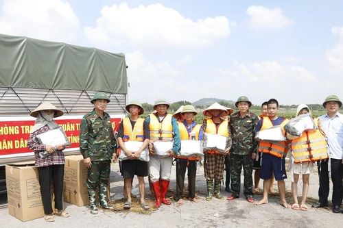 Bộ Tư lệnh Quân khu 1 hỗ trợ người dân Bắc Ninh vượt lũ