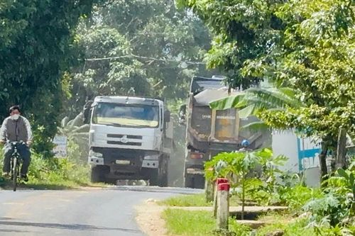 Xe tải, xe đầu kéo chở cát 'đại náo' tỉnh lộ 677 ở Quảng Ngãi