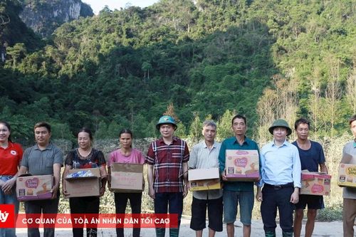 Đồng hành cùng người dân vùng lũ
