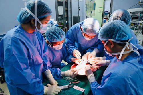 Tăng phụ cấp đặc thù với y bác sĩ, lãnh đạo bệnh viện 'đau đầu' nguồn chi