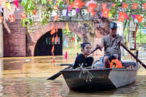 Nước lũ bao vây nghìn hộ ở Bắc Ninh, người dân than: 'Có tiền cũng không mua nổi mớ rau'
