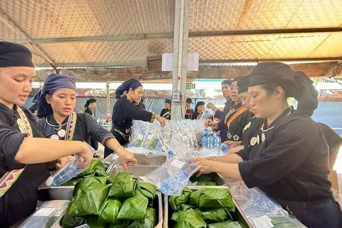 Làng du lịch Thái Nguyên mổ lợn, thổi xôi gửi hàng nghìn suất ăn tới vùng ngập