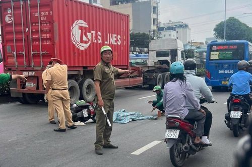 Va chạm với xe buýt ở TPHCM, sinh viên 18 tuổi tử vong