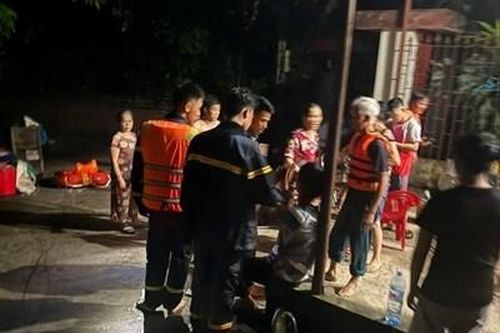 Lật xuồng cứu hộ tại xã Hữu Lũng, 7 cán bộ được cứu an toàn