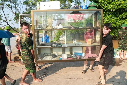 Huy động hơn 4.000 người và phương tiện hỗ trợ người dân trong cơn bão lũ