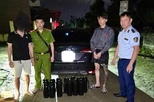 Phát hiện xe vận chuyển 'khí cười' từ Hải Phòng sang Quảng Ninh tiêu thụ
