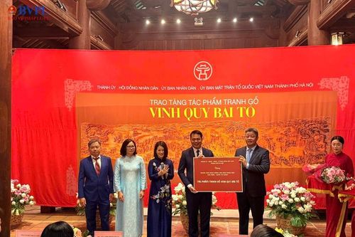 Thành phố Hà Nội trao tặng Văn Miếu – Quốc Tử Giám bức tranh 'Vinh Quy Bái Tổ'