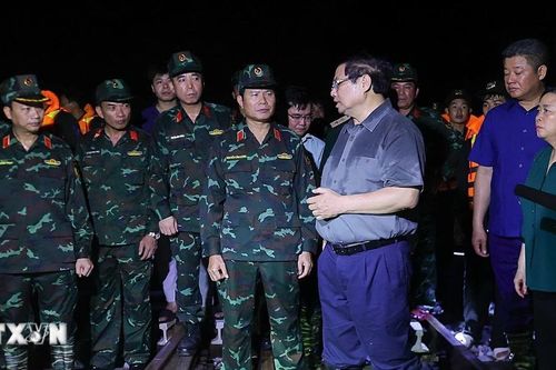 Thủ tướng Phạm Minh Chính thị sát điểm ngập lụt, chỉ đạo ứng phó khẩn cấp tại Hà Nội