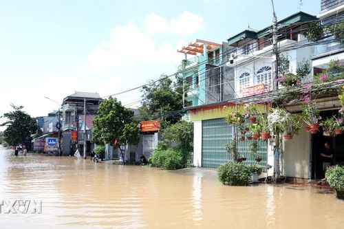 Lạng Sơn: Lật xuồng cứu hộ tại xã Hữu Lũng, 7 cán bộ được cứu an toàn