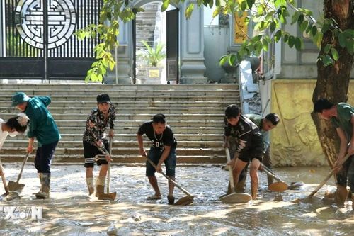 Tuyên Quang phun hóa chất khử trùng diện rộng, ngăn ngừa dịch bệnh sau lũ