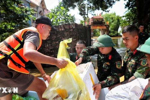 Bộ Tư lệnh Quân khu I trao quân trang hỗ trợ nhân dân Bắc Ninh