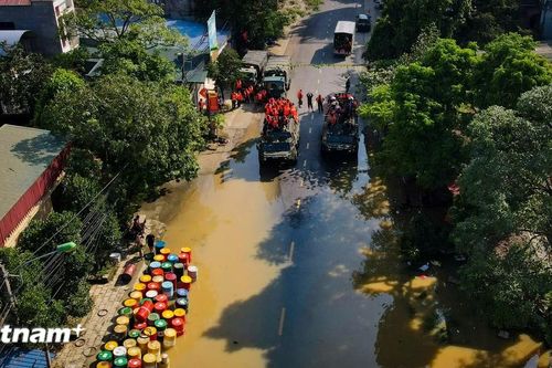 Công an thành phố Hà Nội 'trắng đêm' hỗ trợ người dân vùng lũ
