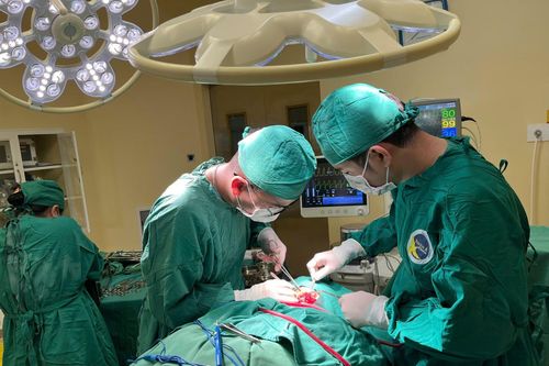 Tai nạn hy hữu, cụ ông 74 tuổi bị vòi xịt nước áp lực cao cứa đứt khí quản