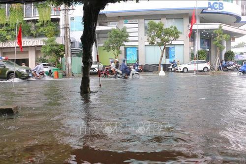 Nhiều tuyến đường ở Long Xuyên ngập nặng sau mưa lớn