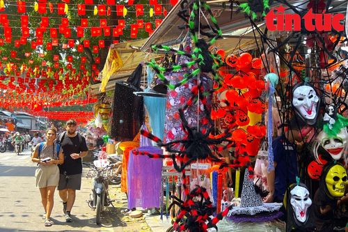 Choáng ngợp phố Hàng Mã ngập tràn sắc màu 'ma mị' đón Halloween