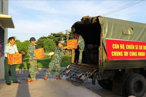 Sư đoàn Không quân 372 thiết thực hỗ trợ người dân vùng mưa lũ