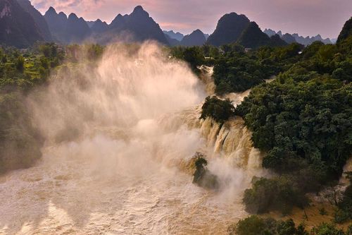 Hình ảnh khác lạ của Thác Bản Giốc mùa lũ