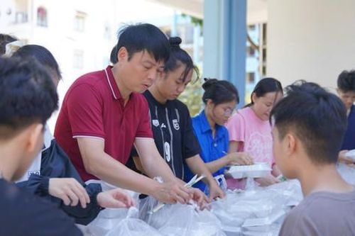 Đình chỉ nhân viên ngăn cản cứu trợ sinh viên trường Đại học Sư phạm Thái Nguyên