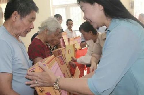 MTTQ TP Hà Nội thăm hỏi, động viên người dân vùng ngập lụt