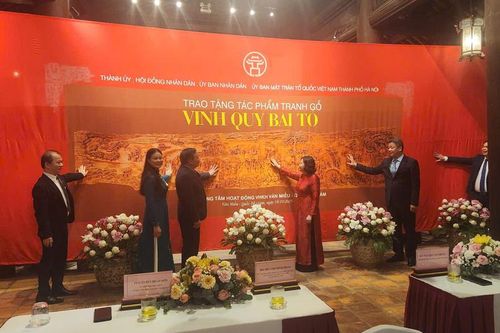 Hà Nội tặng tranh 'Vinh quy bái tổ' cho Trung tâm Văn Miếu - Quốc Tử Giám