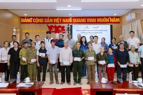 VBI hỗ trợ người dân xã Kim Tân khắc phục hậu quả bão số 10