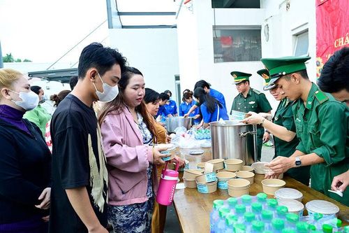 Ấm lòng nồi cháo nghĩa tình nơi biên cương