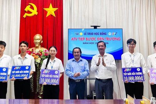 Báo và Phát thanh - Truyền hình An Giang trao 10 suất Học bổng 'ATV tiếp bước đến trường' trị giá 100 triệu đồng