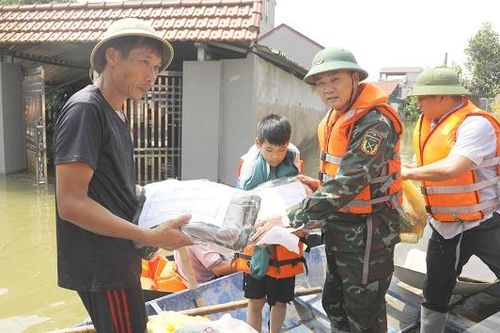 Thiếu tướng Nguyễn Văn Lịch, Phó Tư lệnh Quân khu 1 trao quân trang hỗ trợ Nhân dân Bắc Ninh
