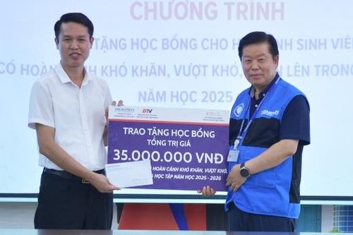 Trao học bổng Dreamtech cho sinh viên nghèo vượt khó