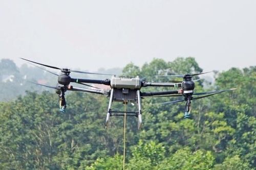 Drone vận chuyển lương thực tiếp tế người dân vùng lũ Bắc Ninh
