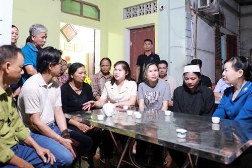 Các đồng chí Lâm Thị Hương Thành, Nguyễn Thị Hà thăm hỏi gia đình nạn nhân tử vong khi chống lũ