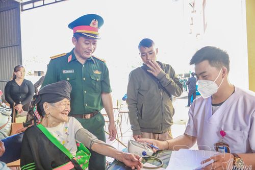 Khám bệnh và cấp phát thuốc cho người dân vùng lũ Tìa Dình