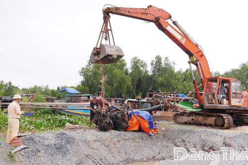 32 phương tiện tự nguyện tháo dỡ thiết bị bơm hút cát, sỏi