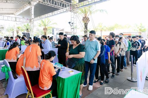 Runner hào hứng nhận race kit giải chạy Marathon Đất Sen hồng