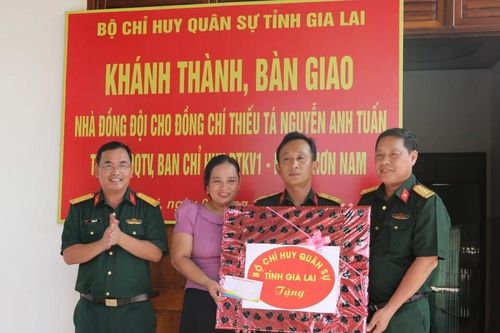 Bộ Chỉ huy Quân sự tỉnh Gia Lai bàn giao 6 'Nhà đồng đội' cho quân nhân có hoàn cảnh khó khăn