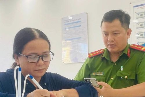 Công an phường Quy Nhơn Bắc hỗ trợ người dân nhận lại 1 tỷ đồng chuyển nhầm