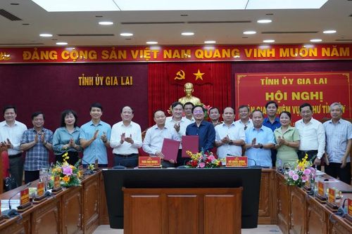 Bàn giao nhiệm vụ Bí thư Tỉnh ủy Gia Lai