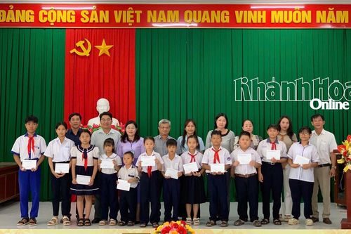 Trao 12 suất học bổng cho học sinh có hoàn cảnh khó khăn tại xã Xuân Hải