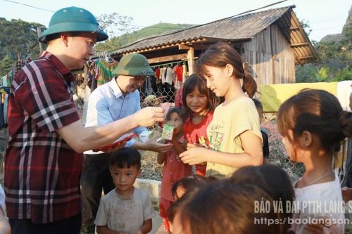 Đoàn công tác của tỉnh cứu trợ người dân vùng ngập lụt tại thôn Tiến Hậu, xã Nhất Hòa
