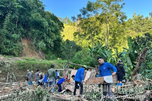 Tuổi trẻ giúp dân sau lũ