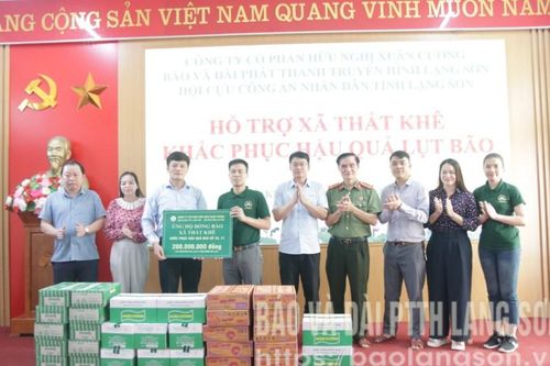 Báo và Đài Phát thanh truyền hình Lạng Sơn phối hợp tặng quà tại các xã: Tân Tiến, Tràng Định, Thất Khê