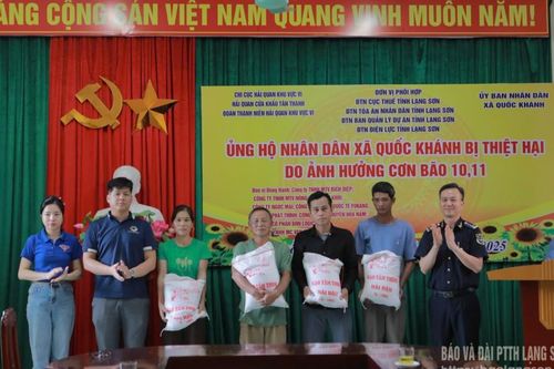 Trao tặng nhu yếu phẩm cho người dân bị thiệt hại do ảnh hưởng cơn bão số 10 và 11 tại xã Quốc Việt, Quốc Khánh
