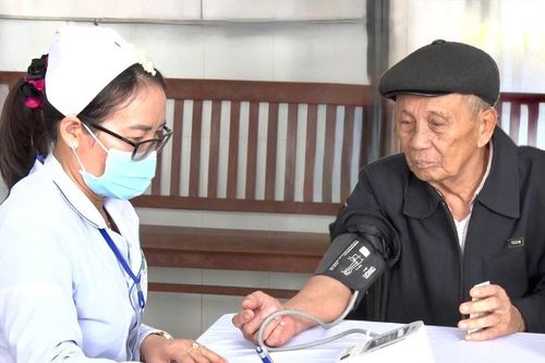 Hơn 100 người cao tuổi phường Cam Ly - Đà Lạt được khám, tư vấn sức khỏe miễn phí