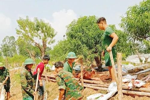 Sư đoàn 304 huy động lực lượng giúp dân khắc phục hậu quả ngập lụt tại xã Bình Nguyên